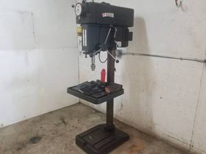 lot 30 image: 1998 Dayton 6W282B Floor Standing Drill Press