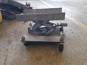 lot 67 image: Wheeled Scissor Jack