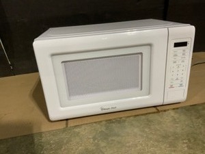 Magic Chef 0.7 cu. ft. Countertop Microwave in White. See Pictures