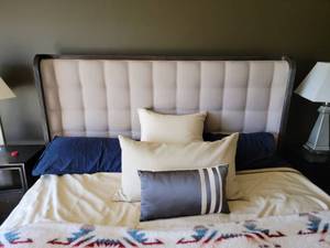 Handsome Contemporary Tufted Bed Set (King)