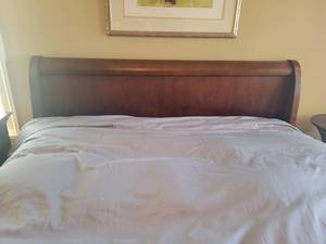 Classic Mahogany Sleigh Bed - Queen