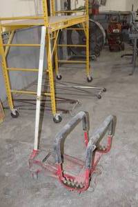 lot 615 image: Automotive Door Jack