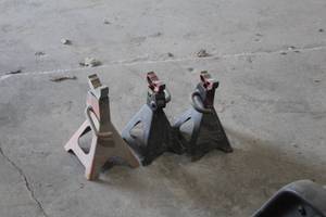 lot 624 image: Lot of (3) Jack Stands