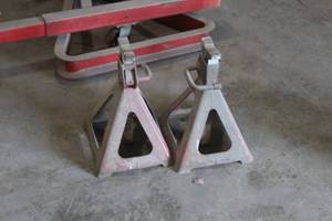 lot 625 image: Lot of (2) Jack Stands
