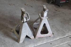 lot 626 image: Lot of (2) Jack Stands