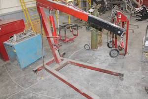 lot 608 image: Northern Industrial Tools Engine Lift