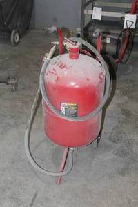lot 637 image: Central Pneumatic 100-lb Abrasive Blaster