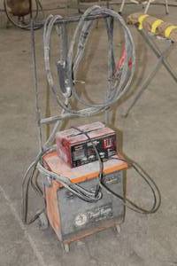 lot 661 image: The Panel Beater Arc Model 1000-D Arc Welder, Attached Century Charger