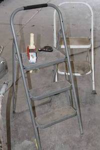 lot 664 image: Metal 3-Step Step Ladder