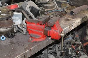 lot 679 image: Craftsman 391.5180 3-58 Bench Vise