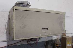 lot 683 image: Metal Wall-Mount Storage Cabinet