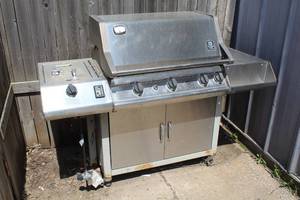 lot 694 image: Members Mark Stainless Steel BBQ Grill 4-Burner with Side Burner