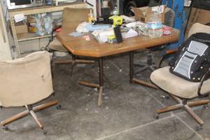 lot 714 image: Dual Pedestal Conference Table with (4) Rolling Office Arm Chairs