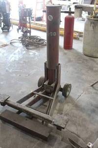 lot 744 image: Wrenn Tool Dual Arm JackLift