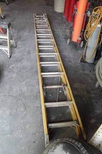 lot 749 image: 28 Extension Ladder