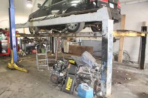 lot 601 image: 4-Post Lift