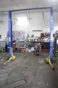 lot 602 image: TP9KAC 9000-lb 2-Post Lift