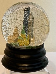 lot 72 image: Collectible Minneapolis Musical Snow Globe - Saks Fifth Avenue Souvenir