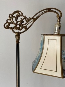 lot 38 image: Lovely Vintage Bridge Lamp