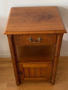 lot 12 image: Antique Eastlake Style Accent Table