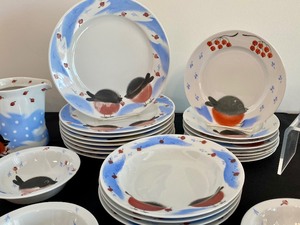 lot 23 image: Estonia Snow Bird China Set
