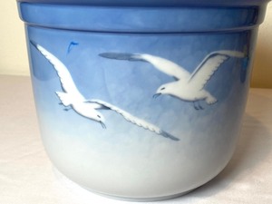 lot 105 image: Bing & Grondahl Seagull Planter (670)