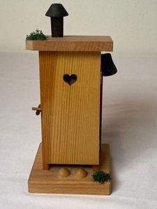 lot 94 image: Erzgebirgische Outhouse Figurine Smoker