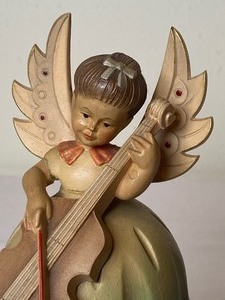 lot 103 image: Reuge Vintage Musical Wind Up Angel Figurine