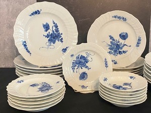 lot 48 image: Royal Copenhagen Blue Flower Curved Porcelain Dinner Set