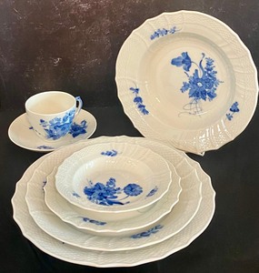lot 32 image: Royal Copenhagen Blue Flower Curved Porcelain Dinner Set