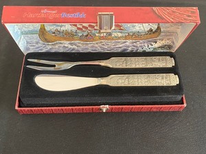 lot 26 image: Konge Tinn Norwegian Two Piece Utensil Set