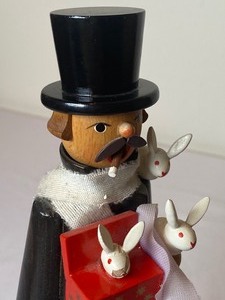lot 92 image: Erzgebirgische Magician SmokerIncense Figurine