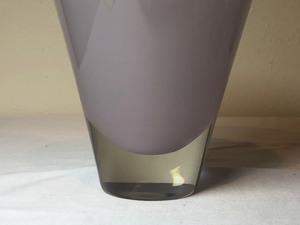 lot 104 image: Lavender Brand & Greenberg Art Glass Vase