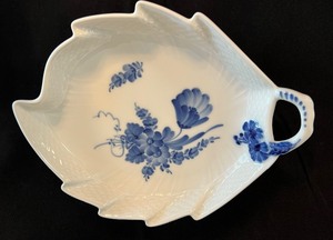 lot 55 image: Royal Copenhagen Blue Flower (1599) Leaf Shaped Dish