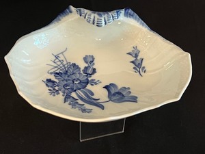 lot 56 image: Royal Copenhagen Blue Flower (1606) Shell Pickle Dish