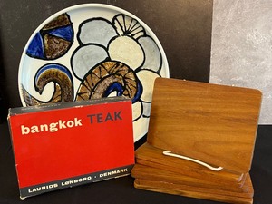 lot 59 image: Beautiful Vintage Pottery Plate, Laurids Lonberg Sandwich Boards, Thor Bjorklund Salad Utensils