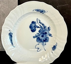 lot 63 image: Set of Four Royal Copenhagen Blue Flower Curved Dinner Plates (624)