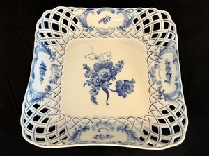 lot 66 image: Royal Copenhagen Blue Flower Kuchenplatte Viereckig Reticulated Cake Plate