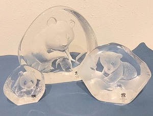 lot 132 image: Three Mats Jonasson Glass Bear Figurine Art Pieces