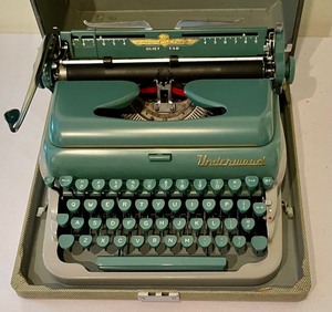 lot 341 image: Vintage Underwood Typewriter with Case