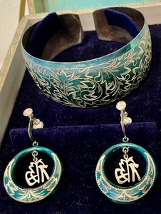 lot 345 image: Vintage Bracelet and Earring Set