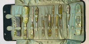 lot 364 image: Vintage Genuine Leather Vanity Set