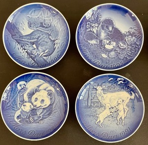 lot 435 image: Bing & Grondahl Mothers Day Collectors Plates from 1990-1996