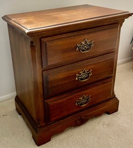lot 457 image: 3 Drawer DresserSide Table