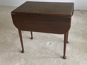 lot 378 image: Petite Drop Leaf Table