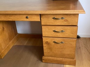 lot 411 image: Beautiful Home Desk with Drawers