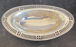 lot 281 image: Beautiful Silver European Footed Tray