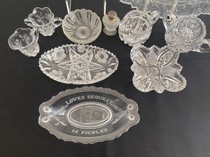lot 284 image: Variety of Vintage Glassware