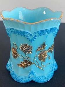 lot 285 image: Vintage Northwood Blue Chrysanthemum Turquoise  Sprig Vase