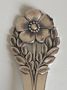 lot 292 image: Beautiful Vintage Sterling (830) Berry Spoon